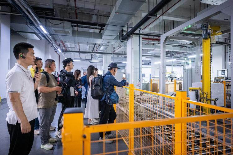 沉浸式感受"硬核"工業(yè)魅力 "奇妙工廠"2025蘇州工業(yè)園區(qū)網(wǎng)絡文化采風